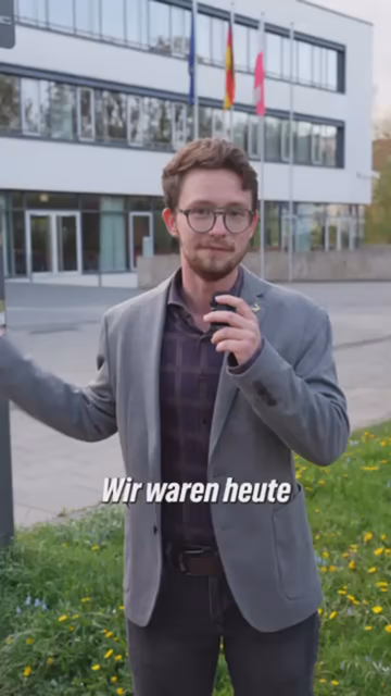 Luis Schäfer spricht vor dem Thüringer Landtagsgebäude in Erfurt.